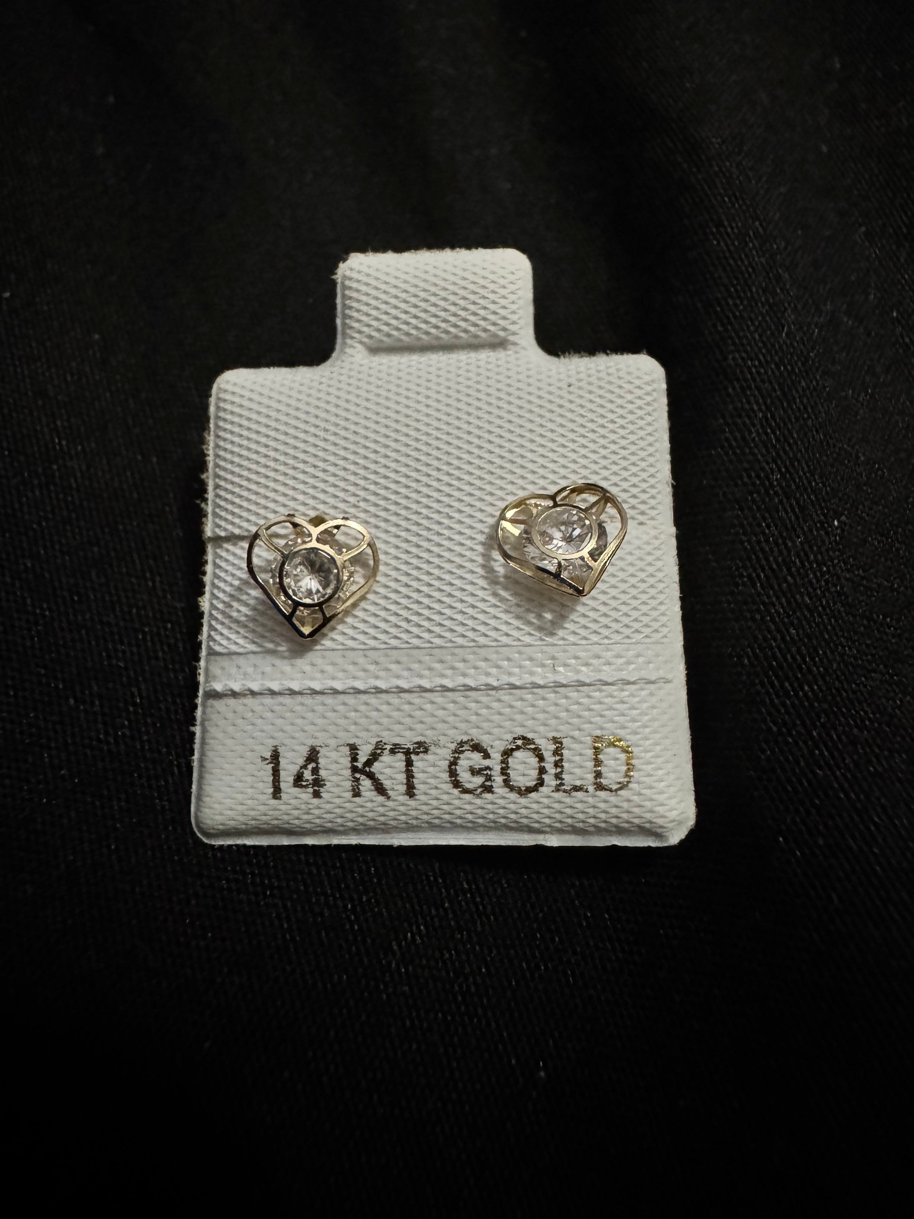 Aretes de oro 14K: Corazón centro de zirconia