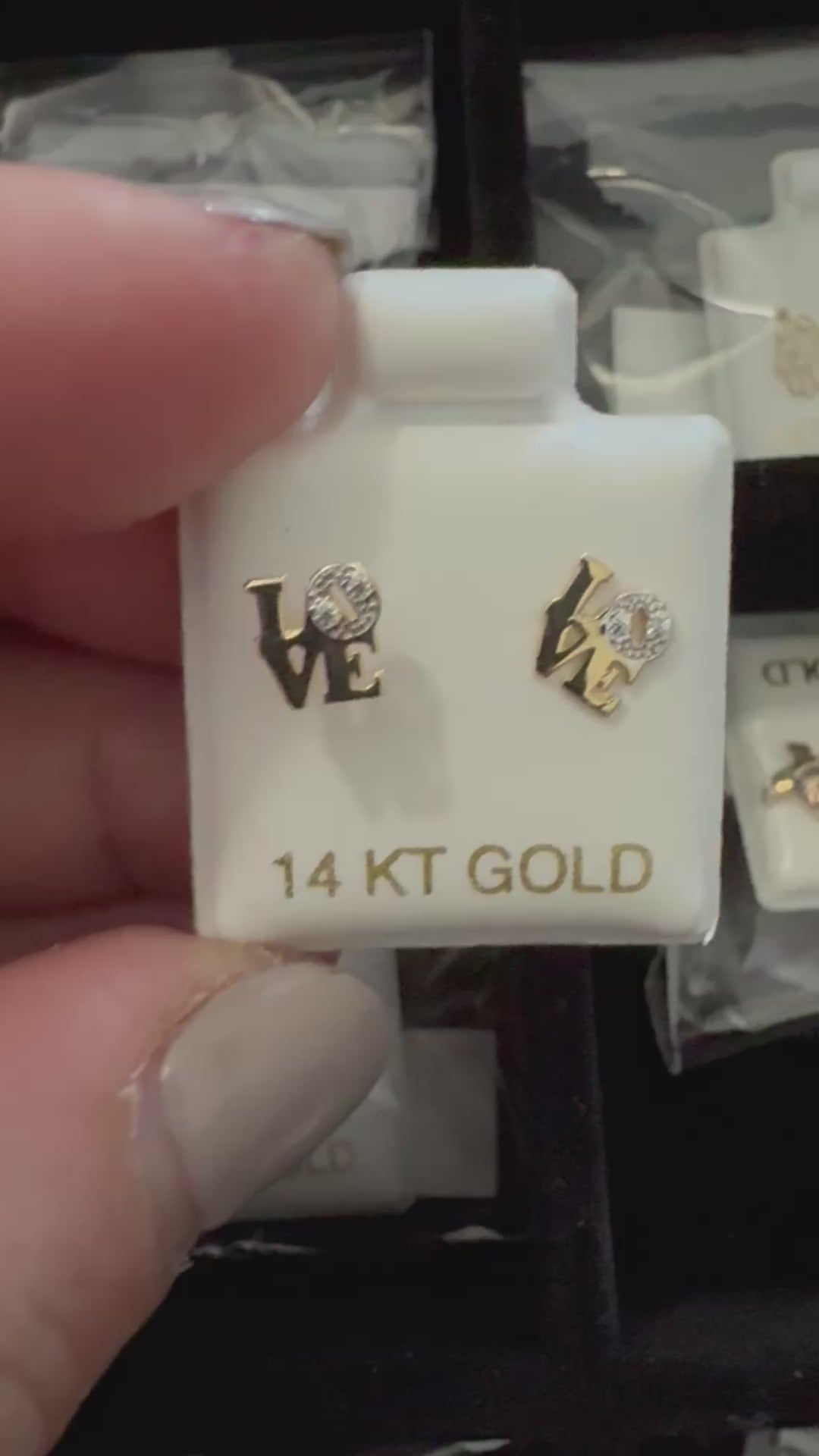 Aretes LOVE en oro 14k