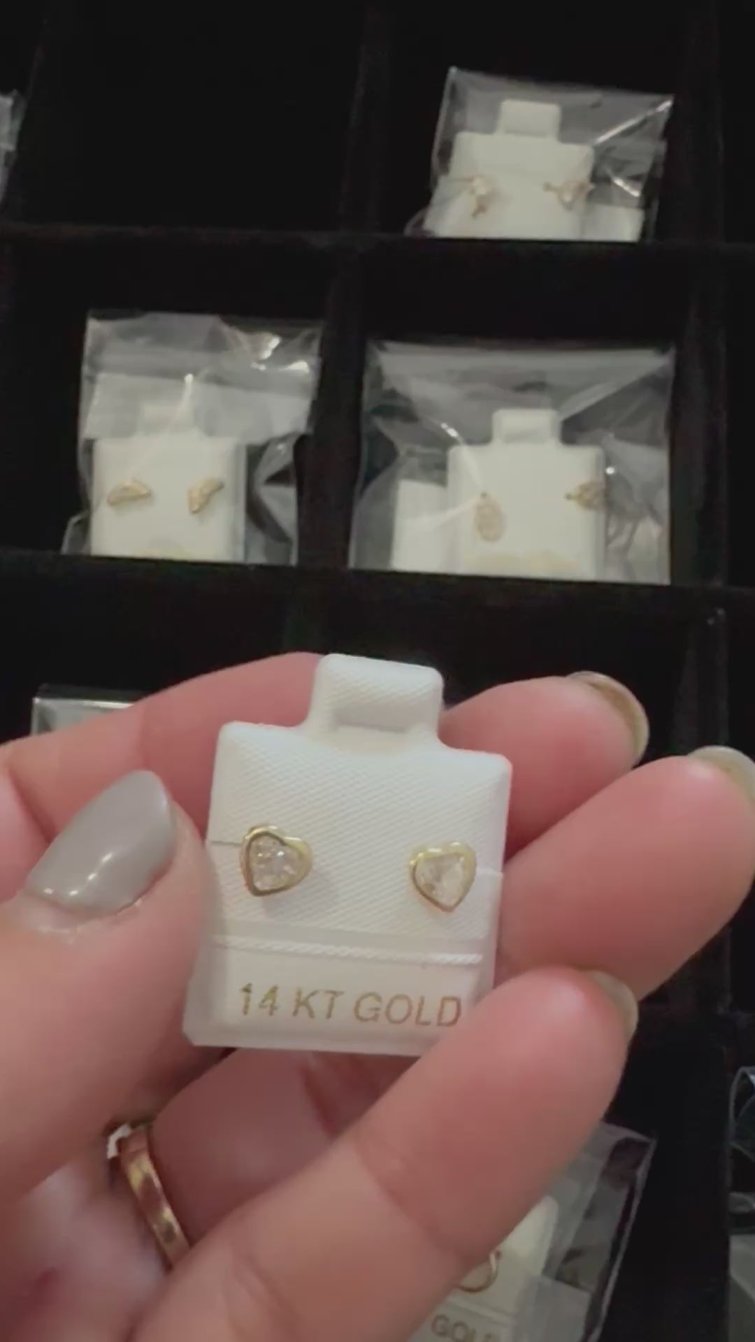Aretes corazón en oro 14k